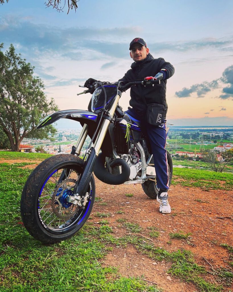 ARM-XR cross motorcycle rider — arm prosthetic for motorsport
